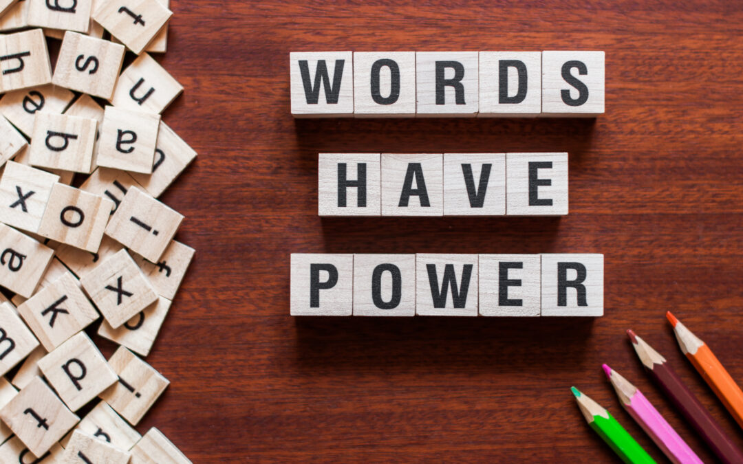 "Words have Power" gelegt aus Buchstabensteinen. Worte mit Wirkung