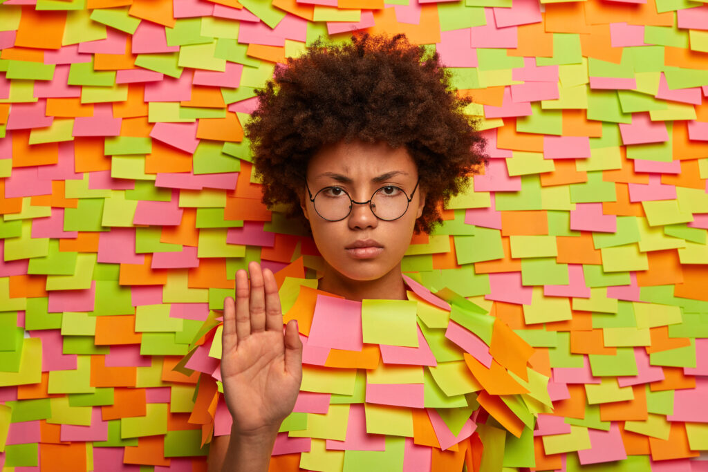 Frau umgeben von sehr vielen Post-It Zetteln.